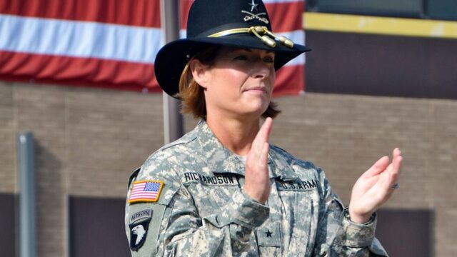 В США женщина впервые возглавила самое большое подразделение армии