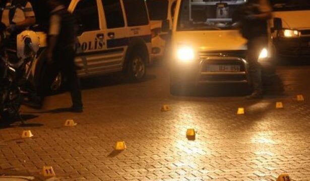 Вооруженный мужчина застрелил полицейского и захватил заложника в здании суда в Турции