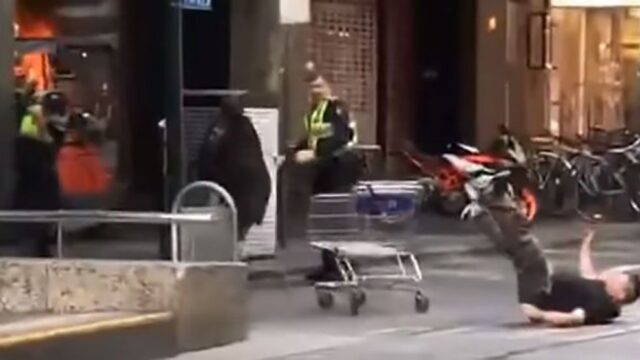 В Мельбурне собрали почти $100 тысяч для бездомного, который пытался остановить террориста магазинной тележкой