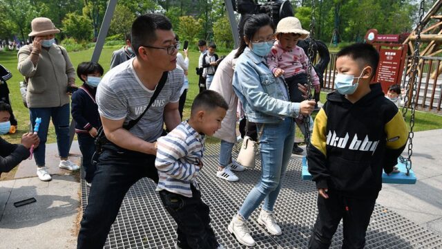 Китайский парламент разрешил семьям заводить троих детей