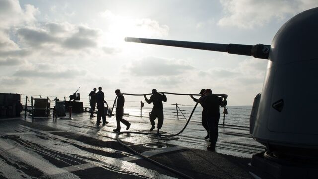 США приостановили военно-морские операции по всему миру