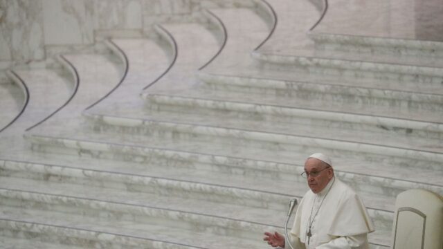 Папа Римский официально узаконил право женщин прислуживать у алтаря