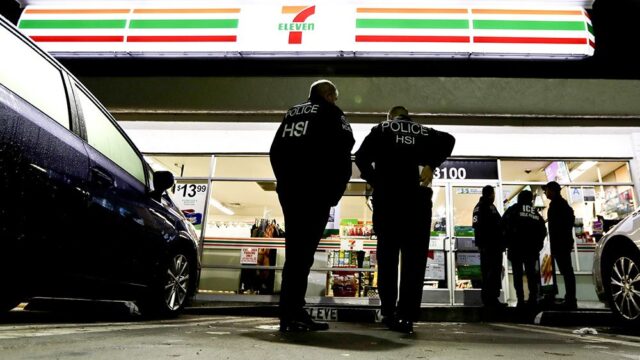В США иммиграционная полиция провела облавы в магазинах 7-Eleven в поисках нелегальных иммигрантов