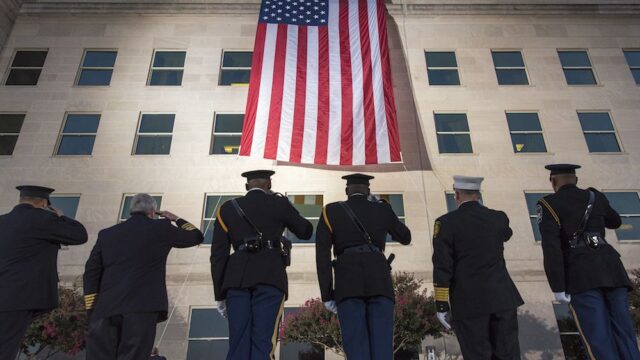 В США почтили память жертв терактов 9/11. Фотографии
