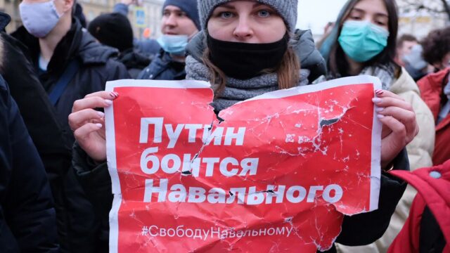 В Москве и Петербурге начались акции в поддержку Навального