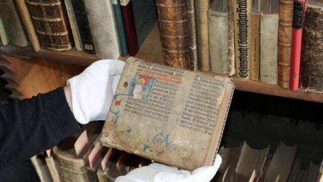 В Баварии нашли страницу из Библии Гутенберга, которую использовали как обложку для другой книги