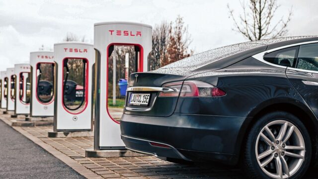 Китайская компания заставила автопилот Tesla выехать на встречную полосу