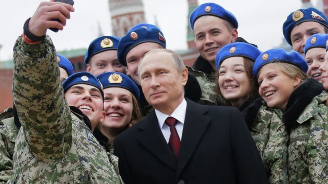 Путина хотят одеть в военную форму, чтобы поднять его рейтинг
