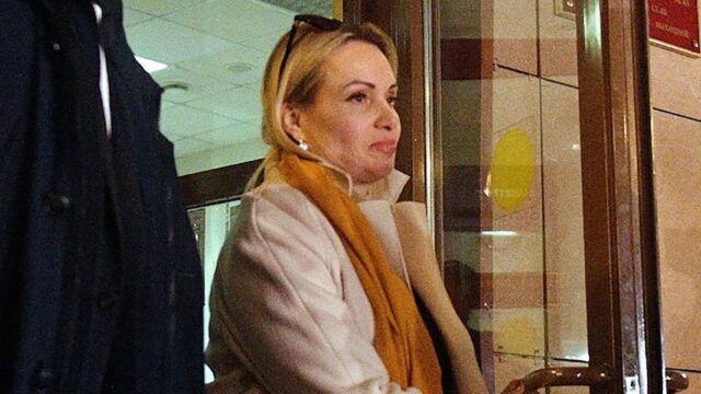 Редактор Марина Овсянникова уволилась с Первого канала после акции в прямом эфире