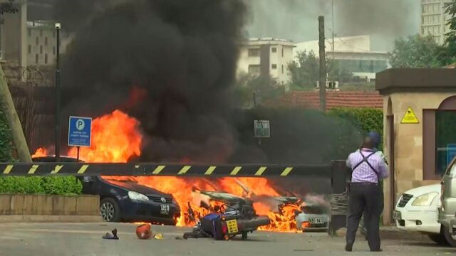 В столице Кении напали на гостиничный комплекс, там взрывы и перестрелка