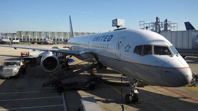 Охранников аэропорта Чикаго уволили за драку с пассажиром United Airlines