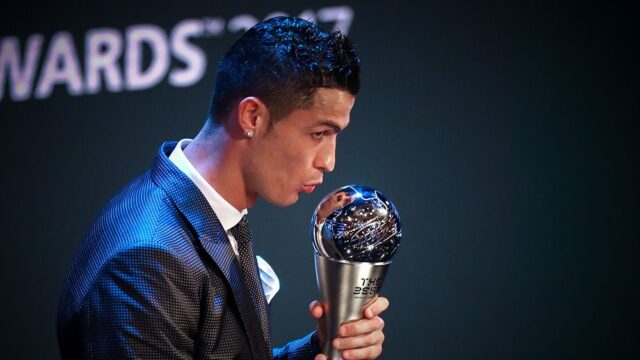 Криштиану Роналду стал лучшим футболистом года по версии ФИФА