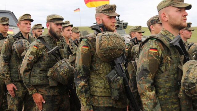 Суд в Германии запретил готу носить длинные волосы в армии