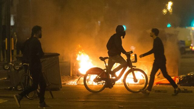 В Лондоне произошли массовые беспорядки и столкновения с полицией