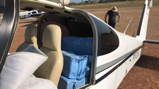 В Бразилии преступники пытались перевезти на частном самолете 240 кг кокаина