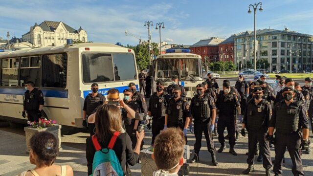В Москве задержали больше 15 человек на пикетах против приговоров по делу «Сети»