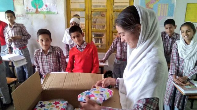 Джоан Роулинг прислала подарки детям из Индии, после того как директор школы обратилась к ней в твиттере