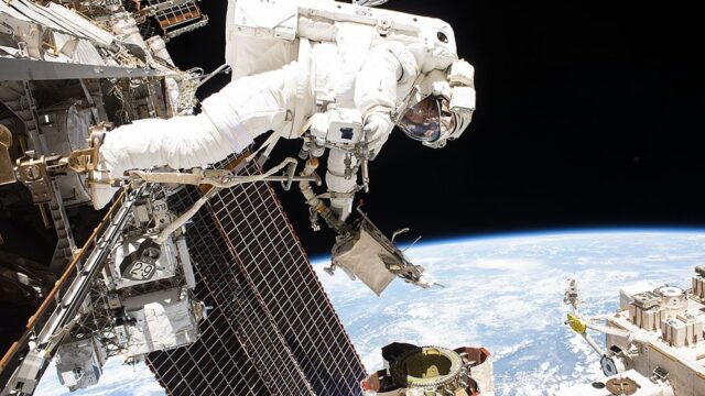 Астронавты на МКС уже месяц устраняют протечку воды салфетками и полотенцами