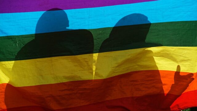 В Айове приговорили к 16 годам тюрьмы мужчину, который сжег флаг ЛГБТ
