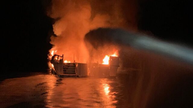 У побережья Калифорнии загорелось пассажирское судно, 25 человек погибли