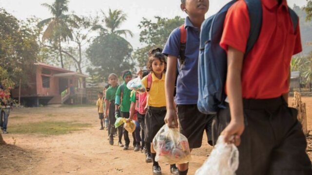 В Индии уже три года работает школа, которая принимает пластик в качестве платы за обучение