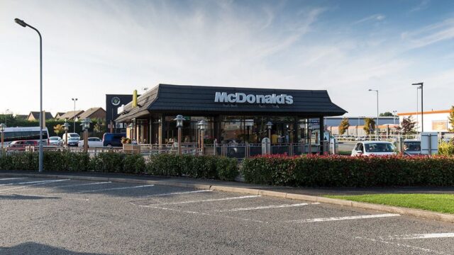 «Макдоналдс» приостановил продажи салатов в США после массового заражения паразитами
