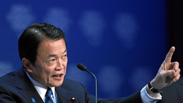 Министр финансов Японии пообещал вернуть в бюджет свою зарплату за год из-за коррупционного скандала