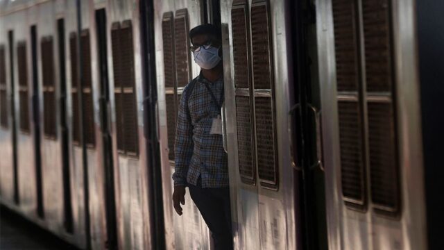 Индия продлила запрет на железнодорожные поездки из-за роста новых случаев коронавируса