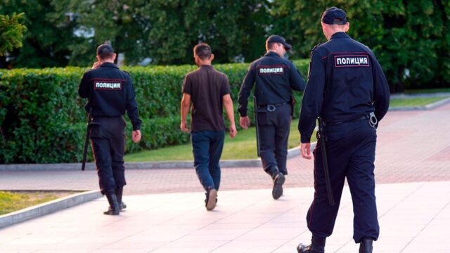 В Брянске двоих полицейских обвинили в том, что они избили задержанного