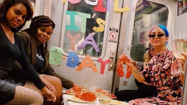 Американка устроила вечеринку в честь своего дня рождения в вагоне нью-йоркского метро