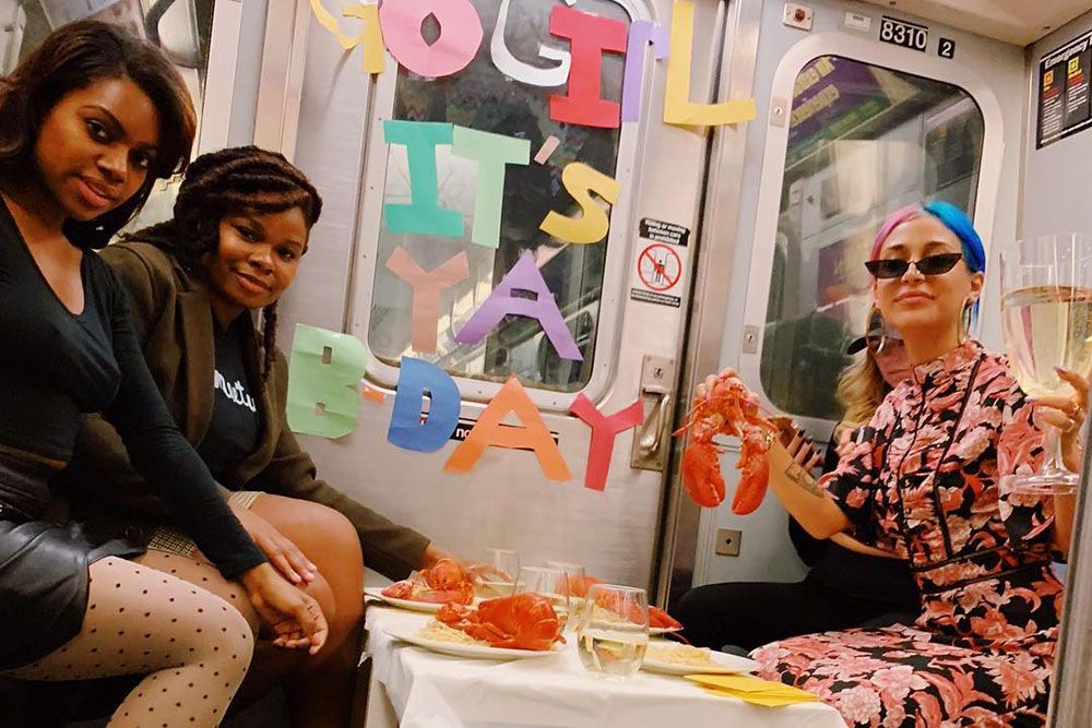 Американка устроила вечеринку в честь своего дня рождения в вагоне нью-йоркского метро