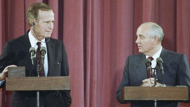 «Рад, что вам не придется уходить в лес»: Рассекреченные разговоры Буша с лидерами СССР в 1991 году