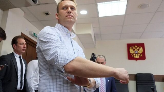 Суд приостановил дело против Навального о клевете на ветерана войны