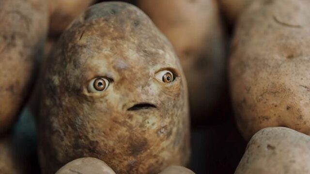 Американская рэперша Тиерра Уэк выпустила клип Unemployed — в нем рыдающих картофелин скармливают гигантской картофелине-мутанту
