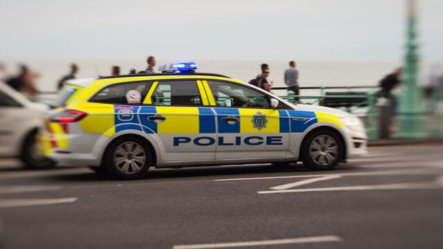 В Лондоне полиция ищет бегуна, который сбил с ног женщину. Ее чуть не переехал автобус