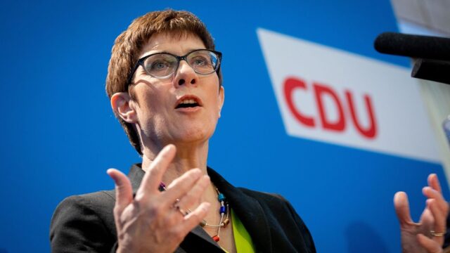 В Германии новым лидером правящей партии избрали Аннегрет Крамп-Карренбауэр