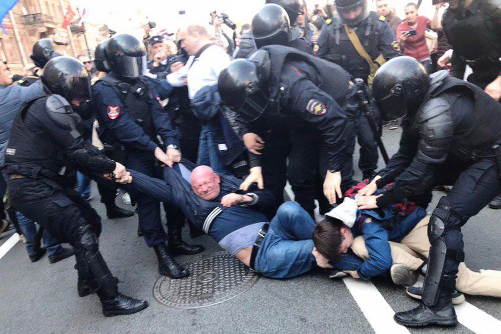 В Петербурге задержали участников первомайских демонстраций