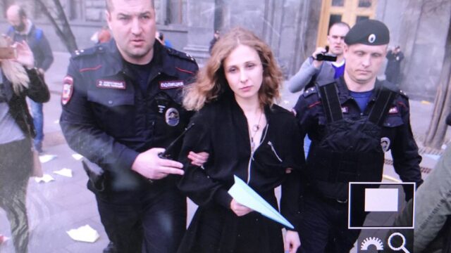 Марию Алехину и Дмитрия Энтео задержали у здания ФСБ на акции в поддержку Telegram