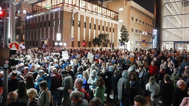 В Тель-Авиве 20 тысяч человек вышли на марш против коррупции