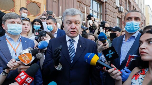 Порошенко вручили уведомление о возбуждении уголовного дела