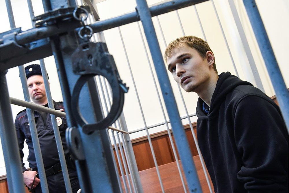 Суд в Москве арестовал аспиранта мехмата МГУ Азата Мифтахова по делу о нападении на офис «Единой России»