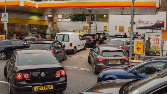 Британия столкнулась с дефицитом топлива из-за нехватки водителей бензовозов