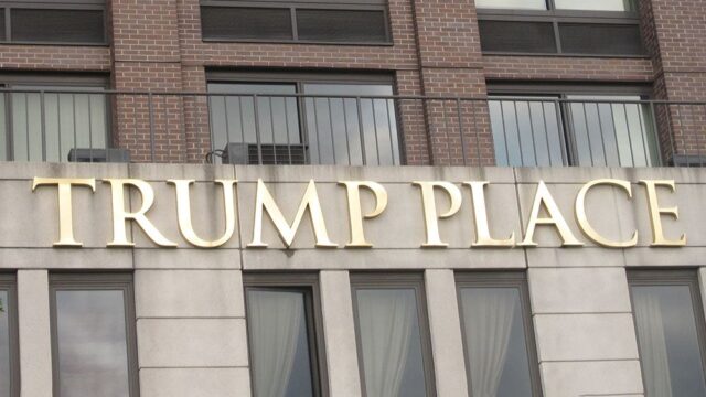 Суд в Нью-Йорке разрешил жителям дома снять с фасада табличку с именем Трампа