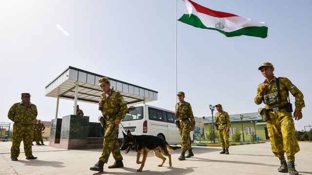 В Таджикистане заменят советские воинские звания на местные