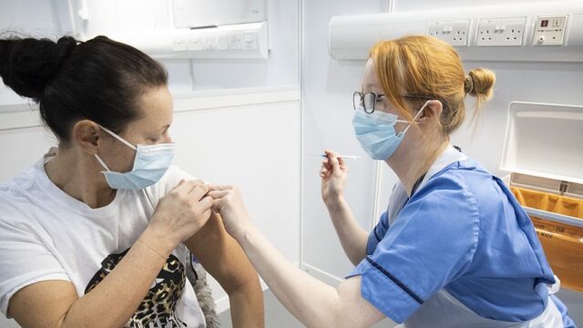 ЕС вакцинировал около четверти взрослого населения