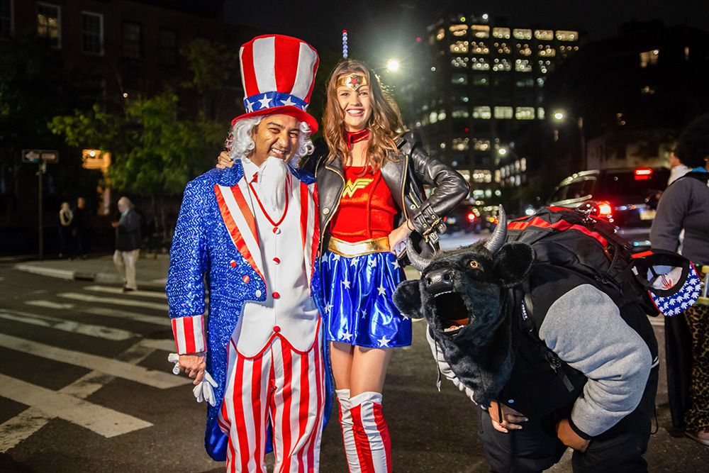 В Нью-Йорке прошел костюмированный парад в честь Хэллоуина: фотогалерея