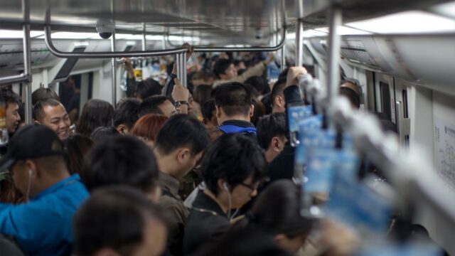 Китайские власти запретили с 2020 года есть и пить в метро