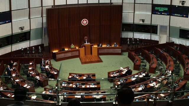 Гонконг потребует от чиновников принести клятву верности властям