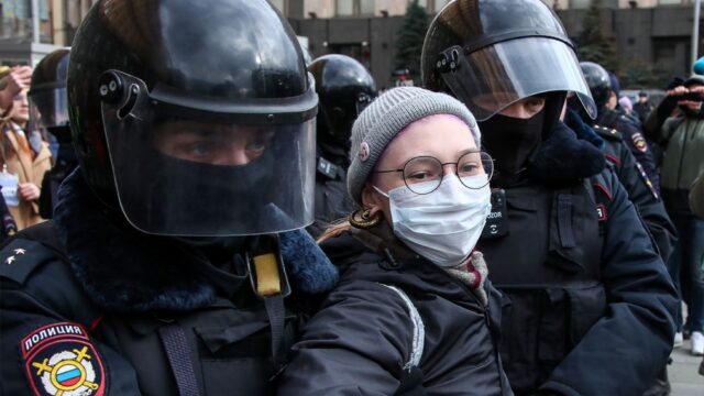 В Москве на Лубянке задержали участников пикетов «Против политических репрессий»