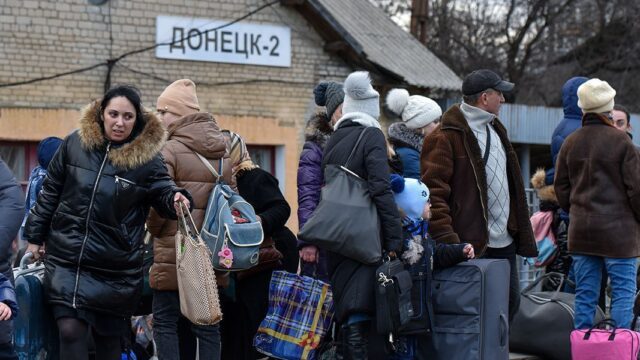 Обстрелы и нехватка мест для беженцев: что происходит в Донбассе 20 февраля
